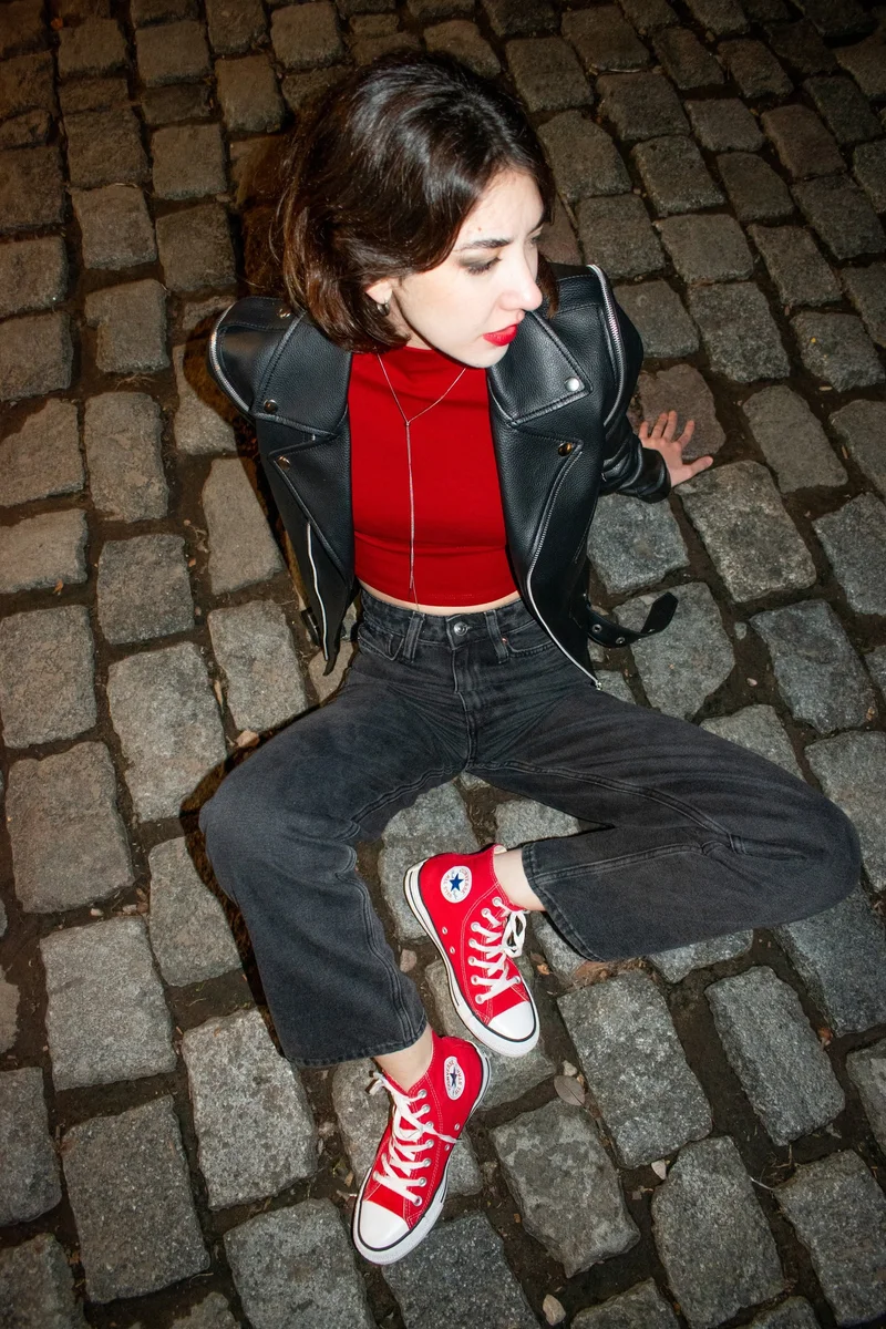 Zapatillas Converse rojas sobre adoquines
