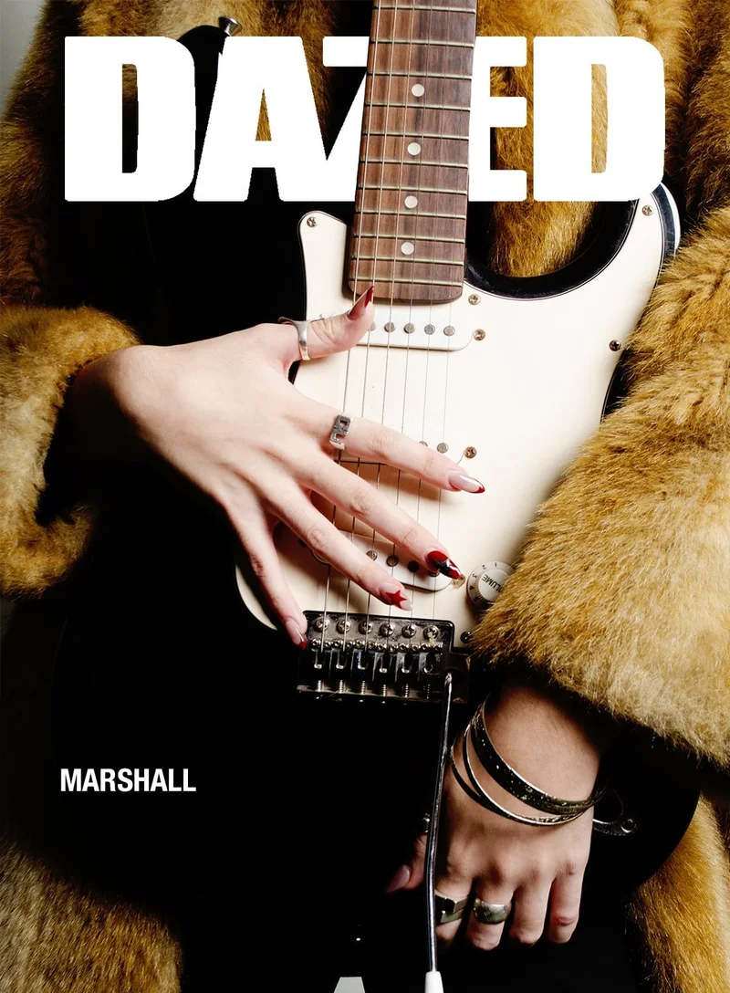Portada estilo revista Dazed: modelo con tapado de piel y guitarra eléctrica